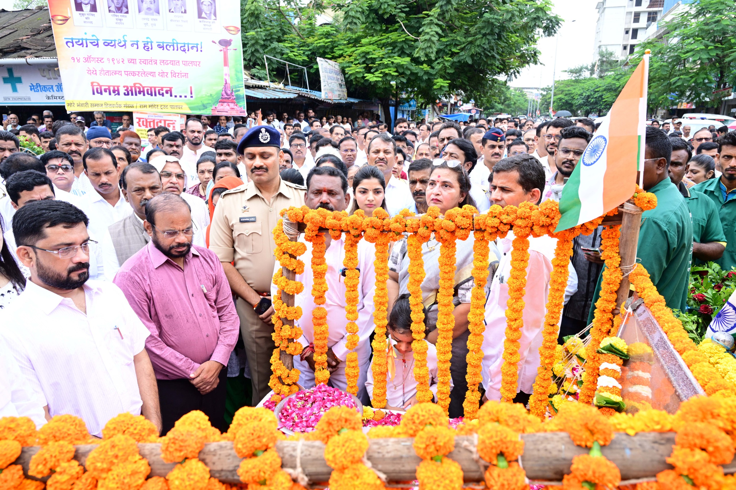 महिला संगठन और डॉक्टर्स द्वारा विरोध प्रदर्शन किया गया