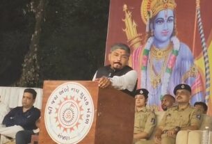 उमरगावच्या संजाण चार रस्त्यावर जय अंबे ग्रुपतर्फे रावण दहन; शस्त्रपूजनही उत्साहात