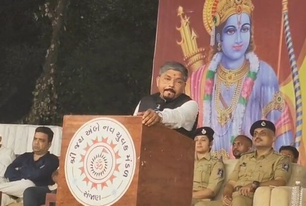 उमरगावच्या संजाण चार रस्त्यावर जय अंबे ग्रुपतर्फे रावण दहन; शस्त्रपूजनही उत्साहात