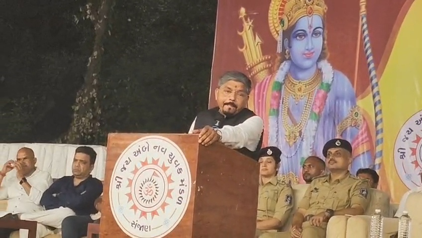 उमरगावच्या संजाण चार रस्त्यावर जय अंबे ग्रुपतर्फे रावण दहन; शस्त्रपूजनही उत्साहात
